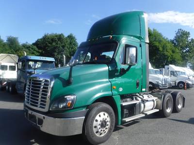 Freightliner Cascadia 125 Day Cab Truck - 475HP, 10 Speed Automatic