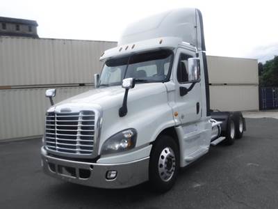 Freightliner Cascadia 125 Day Cab Truck - 455HP, 12 Speed Automatic