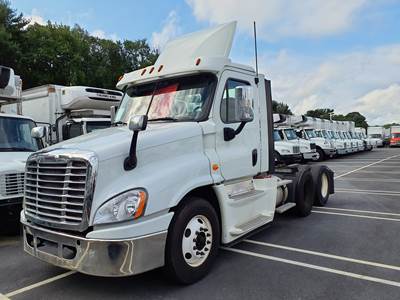 Freightliner Cascadia 125 Day Cab Truck - 475HP, 12 Speed Automatic