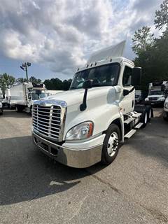 Freightliner Cascadia 125 Day Cab Truck - 455HP, 12 Speed Automatic