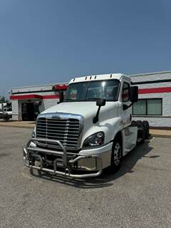 Freightliner Cascadia 125 Day Cab Truck - 455HP, 10 Speed Automatic