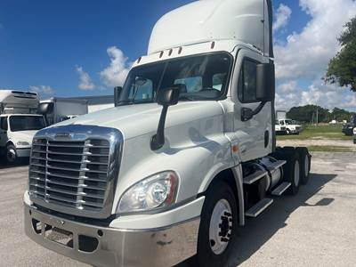 Freightliner Cascadia 125 Day Cab Truck - 455HP, 12 Speed Automatic