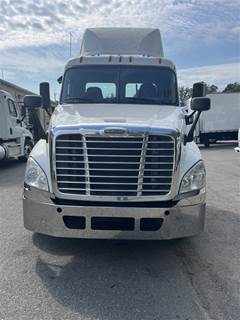Freightliner Cascadia 125 Day Cab Truck - 455HP, 10 Speed Manual