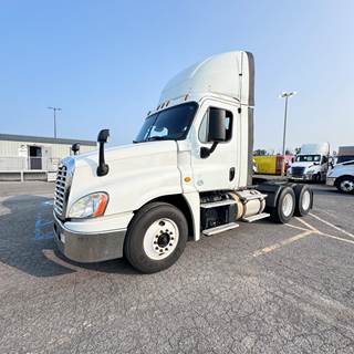 Freightliner Cascadia 125 Day Cab Truck - 455HP, 12 Speed Automatic