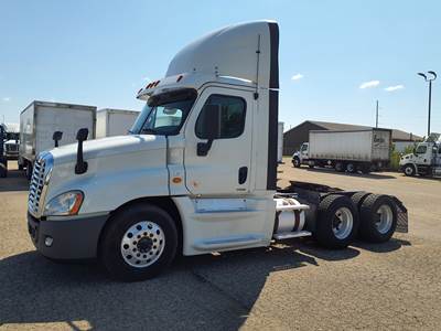 Freightliner Cascadia 125 Day Cab Truck - 455HP, 10 Speed Manual