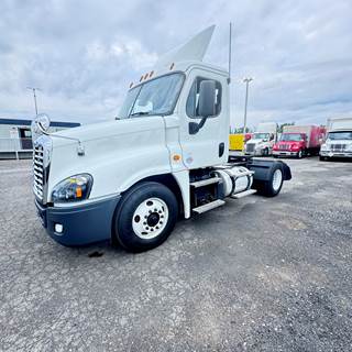 Freightliner Cascadia 125 Single Axle Day Cab Truck - 410HP, 10 Speed Manual