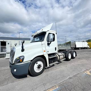 Freightliner Cascadia 125 Day Cab Truck - 455HP, 12 Speed Automatic