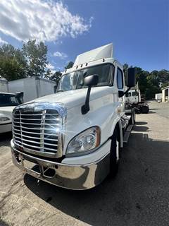 Freightliner Cascadia 125 Day Cab Truck - 455HP, 10 Speed Manual