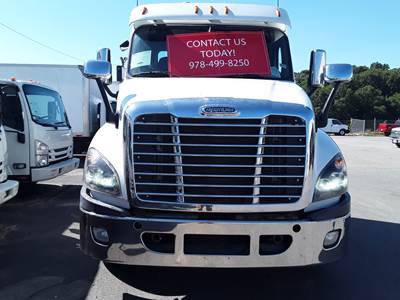 Freightliner Cascadia 125 Day Cab Truck - 505HP, 12 Speed Automatic