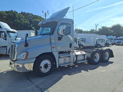 Freightliner Cascadia 125 Day Cab Truck - 505HP, 10 Speed Manual