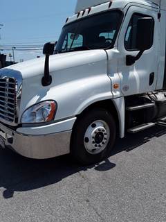 Freightliner Cascadia 125 Single Axle Day Cab Truck - 410HP, 10 Speed Manual