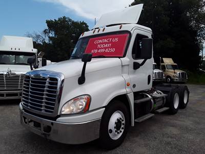 Freightliner Cascadia 125 Day Cab Truck - 450HP, 12 Speed Automatic