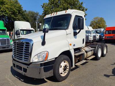 Freightliner Cascadia 125 Day Cab Truck - 455HP, 13 Speed Automatic