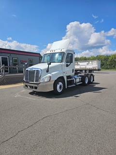 Freightliner Cascadia 125 Day Cab Truck - 450HP, 12 Speed Automatic