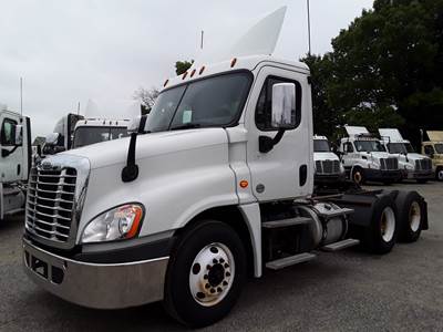 Freightliner Cascadia 125 Day Cab Truck - 455HP, 12 Speed Automatic