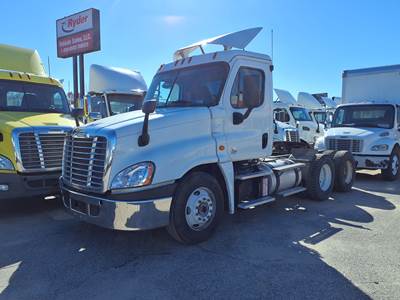 Freightliner Cascadia 125 Day Cab Truck - 450HP, 12 Speed Automatic