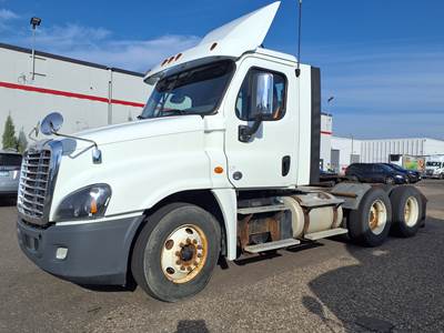 Freightliner Cascadia 125 Day Cab Truck - 455HP, 12 Speed Automatic