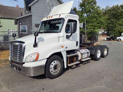 Freightliner Cascadia 125 Day Cab Truck - 455HP, 12 Speed Automatic