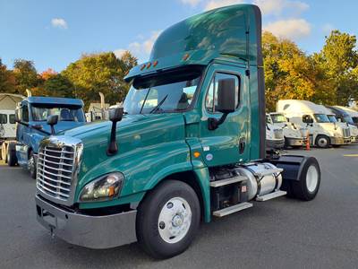 Freightliner Cascadia 125 Single Axle Day Cab Truck - 410HP, 10 Speed Manual