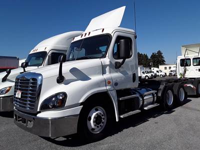 Freightliner Cascadia 125 Day Cab Truck - 450HP, 12 Speed Automatic