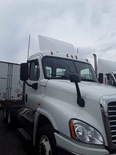 Freightliner Cascadia 125 Day Cab Truck - 455HP, 13 Speed Automatic