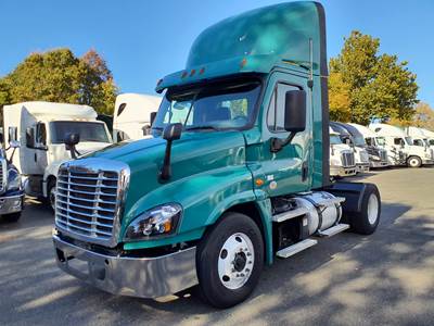 Freightliner Cascadia 125 Single Axle Day Cab Truck - 410HP, 10 Speed Manual