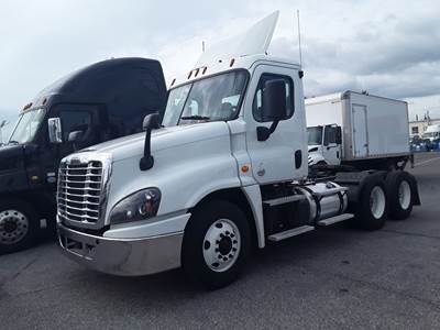 Freightliner Cascadia 125 Day Cab Truck - 450HP, 12 Speed Automatic