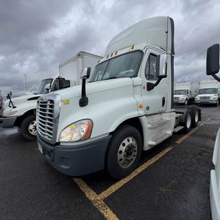 Freightliner Cascadia 125 Day Cab Truck - 455HP, 12 Speed Automatic