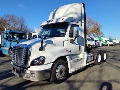 Freightliner Cascadia 125 Day Cab Truck - 455HP, 12 Speed Automatic