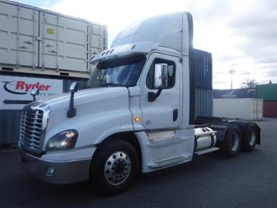Freightliner Cascadia 125 Day Cab Truck - 455HP, 12 Speed Automatic