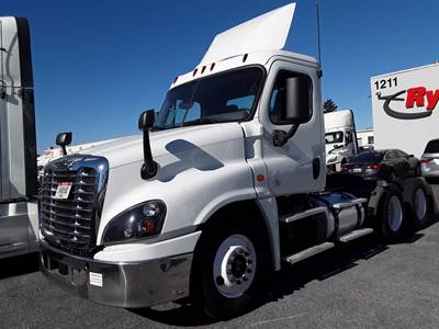 Freightliner Cascadia 125 Day Cab Truck - 450HP, 12 Speed Automatic