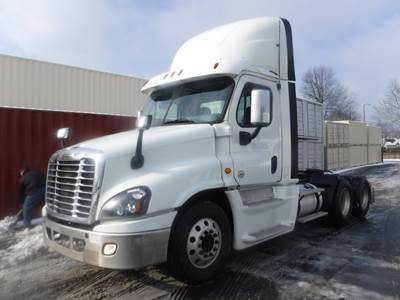 Freightliner Cascadia 125 Day Cab Truck - 455HP, 12 Speed Automatic