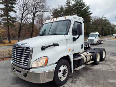 Freightliner Cascadia 125 Day Cab Truck - 450HP, 12 Speed Automatic