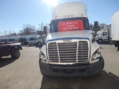 Freightliner Cascadia 125 Single Axle Day Cab Truck - 450HP, 10 Speed Manual
