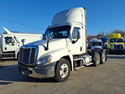 Freightliner Cascadia 125 Day Cab Truck - 455HP, 12 Speed Automatic