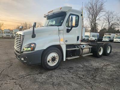 Freightliner Cascadia 125 Day Cab Truck - 450HP, 10 Speed Automatic