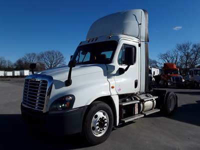 Freightliner Cascadia 125 Single Axle Day Cab Truck - 450HP, 10 Speed Manual