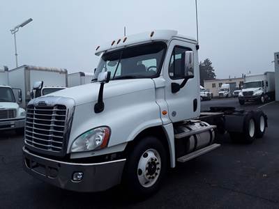 Freightliner Cascadia 125 Day Cab Truck - 455HP, 10 Speed Manual