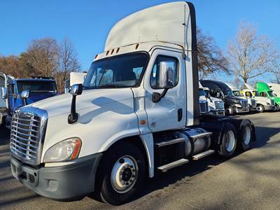 Freightliner Cascadia 125 Day Cab Truck - 455HP, 10 Speed Manual