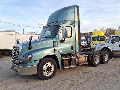 Freightliner Cascadia 125 Day Cab Truck - 450HP, 10 Speed Manual