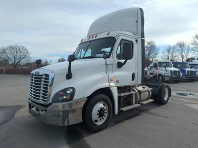 Freightliner Cascadia 125 Single Axle Day Cab Truck - 450HP, 10 Speed Manual