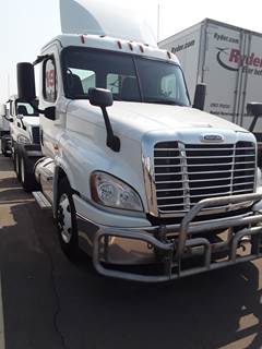 Freightliner Cascadia 125 Day Cab Truck - 450HP, 12 Speed Automatic