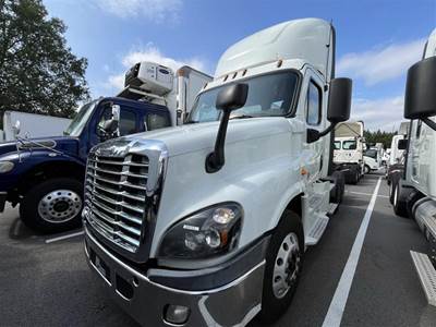 Freightliner Cascadia 125 Day Cab Truck - 455HP, 12 Speed Automatic