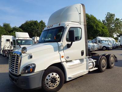 Freightliner Cascadia 125 Day Cab Truck - 455HP, 12 Speed Automatic