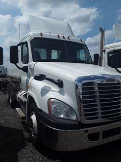 Freightliner Cascadia 125 Day Cab Truck - 450HP, 12 Speed Automatic