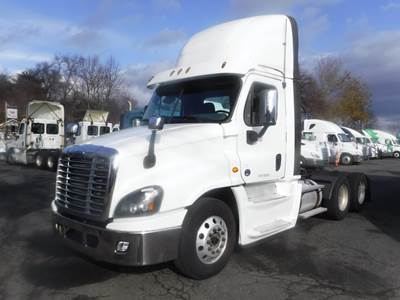 Freightliner Cascadia 125 Day Cab Truck - 455HP, 12 Speed Automatic