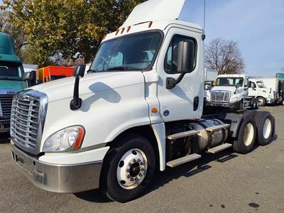 Freightliner Cascadia 125 Day Cab Truck - 450HP, 12 Speed Automatic
