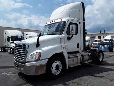 Freightliner Cascadia 125 Single Axle Day Cab Truck - 410HP, 10 Speed Automatic