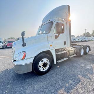 Freightliner Cascadia 125 Day Cab Truck - 455HP, 12 Speed Automatic