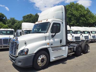 Freightliner Cascadia 125 Day Cab Truck - 455HP, 12 Speed Automatic